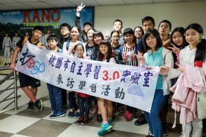 學員們於KANO電影海報前合影留念