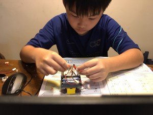 學員專注進行實驗,從中得到成就感