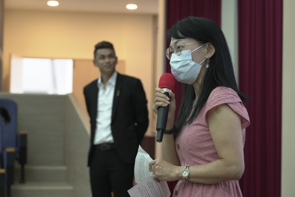 桃園國中陳寶慧校長特地撥空前來,稱許斜槓青年是學生的典範