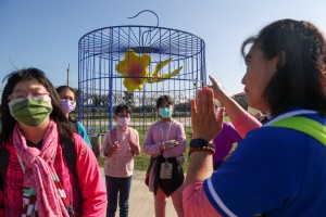 如果喜歡大自然，要把它裝回家，像鳥籠一樣，這樣萬物會高興嗎