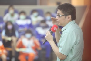 王老師多年耕耘犯罪研究,特別關注青少年議題