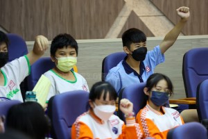 學生們踴躍發言,說出自己看法。