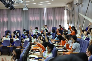 學生們話匣子開了,反應熱絡。