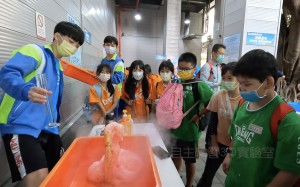 大象牙膏實驗，運用化學原料產生氣體讓洗碗精造成大量泡沫，好像火山噴發一樣，學生驚呼連連。（桃園國中及自主學習3.0實驗室提供）