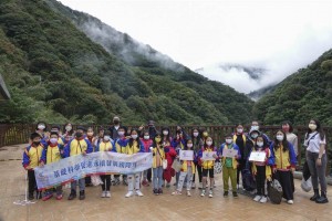 遠在北橫深山內的巴崚國小參加科普列車活動，出發前小朋友與老師在停車場合影留念。（黃子明攝）