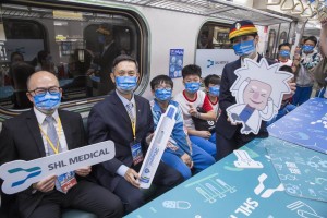 台鐵局副局長朱來順（左二）在科普環島列車啟動前，上車為參加活動的學生打氣。（黃子明攝）