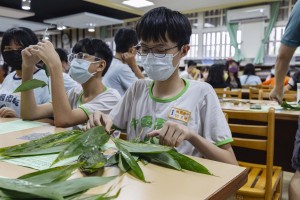 ▲現在孩子慣用3C產品，體驗一下自然手作的樂趣。