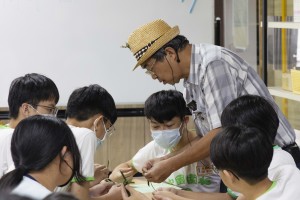 ▲大家一起跟著林老師學習草編體悟人生。
