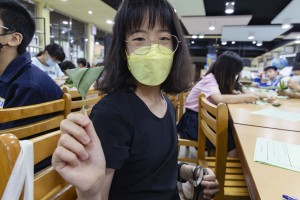 ▲來來來，請你吃雞腿！