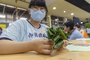 ▲雞腿疊在一起變成一束花。
