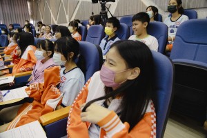 ▲AI可以寫文案生圖生影片，令現場驚訝不已。
