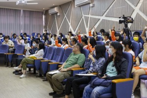 ▲現場幾乎人人舉手使用過AI，已像汽機車代步工具一樣普及。