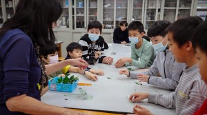 ▲「教授你會彈指神功喔！」學生驚呼。