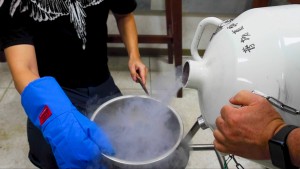 ▲助教把液態氮倒入裝滿葡萄的盆中。