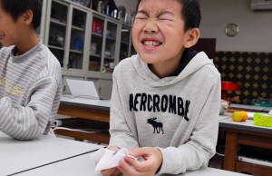 ▲哇！葡萄好冰啊！