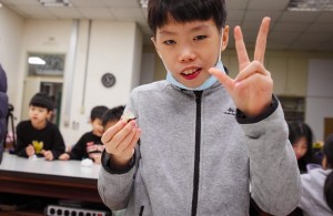 ▲好吃好吃，我吃第三顆了！