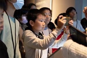 ▲學員仔細聽導覽，也拍照勤做記錄。