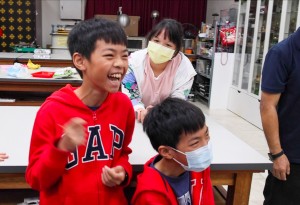 ▲學員大叫大笑「噴火龍出現啦！」
