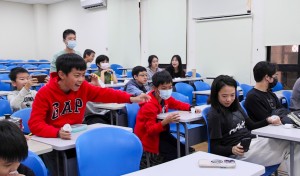 ▲學員看見大爆炸驚奇不已。