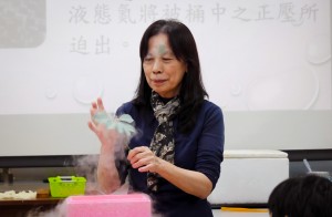 ▲戴教授手指一彈，葉片斷飛。