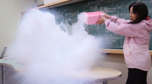 ▲液態氮和熱水大車拼，現場恍如爆炸案現場。