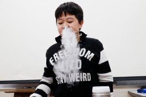 ▲發生什麼事了？我只是吃了一個乖乖而已啊。