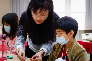 ▲堯慧老師指導學生溫柔又貼心。