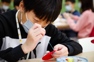 ▲學生專注又仔細，平針縫有模有樣。