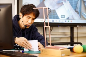 ▲民遠老師以實物投影機示範盒摺蛋糕，詳盡解說。