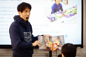 ▲民遠老師出書又參展，摺紙手藝精湛。
