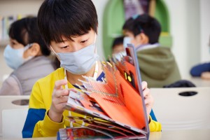 ▲看著老師出版的立體書，我以後也會像老師一樣厲害嗎？