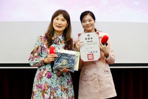 ▲校長頒發感謝狀及致贈桃園國中小書包。