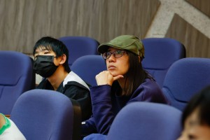 ▲自學生及家長也很專注聆聽。