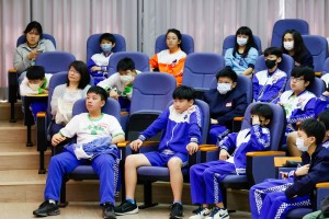 ▲講師李修齊傳授學習英文方法，學生仔細聆聽。