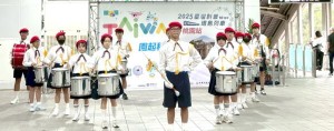桃園市桃園國中鼓隊及合唱團為交接儀式展開序幕。(桃園市府教育局提供)