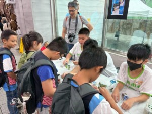 搭乘科普列車前往新竹站體驗當地的科學市集。(桃園市府教育局提供)