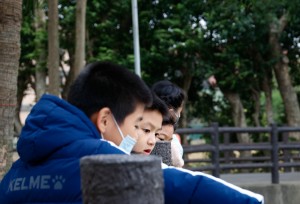 孩子們看著種子飄啊飄，原來也可以用這種方式傳播種子。