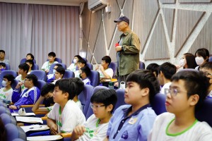 🔺一條黑絲帶從出海口流出，孩子們心中應有不小的震撼。