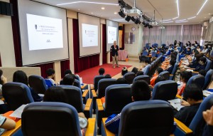 現場來了好多學生，想一探胡董事長的「不正經」人生