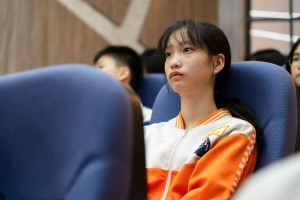 學生聽得入神，應是聽進胡董事長的叮嚀