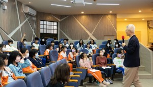 不時有學生提問，太好奇董事長的工作遭遇