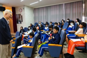 同學們搶著發表與問問題