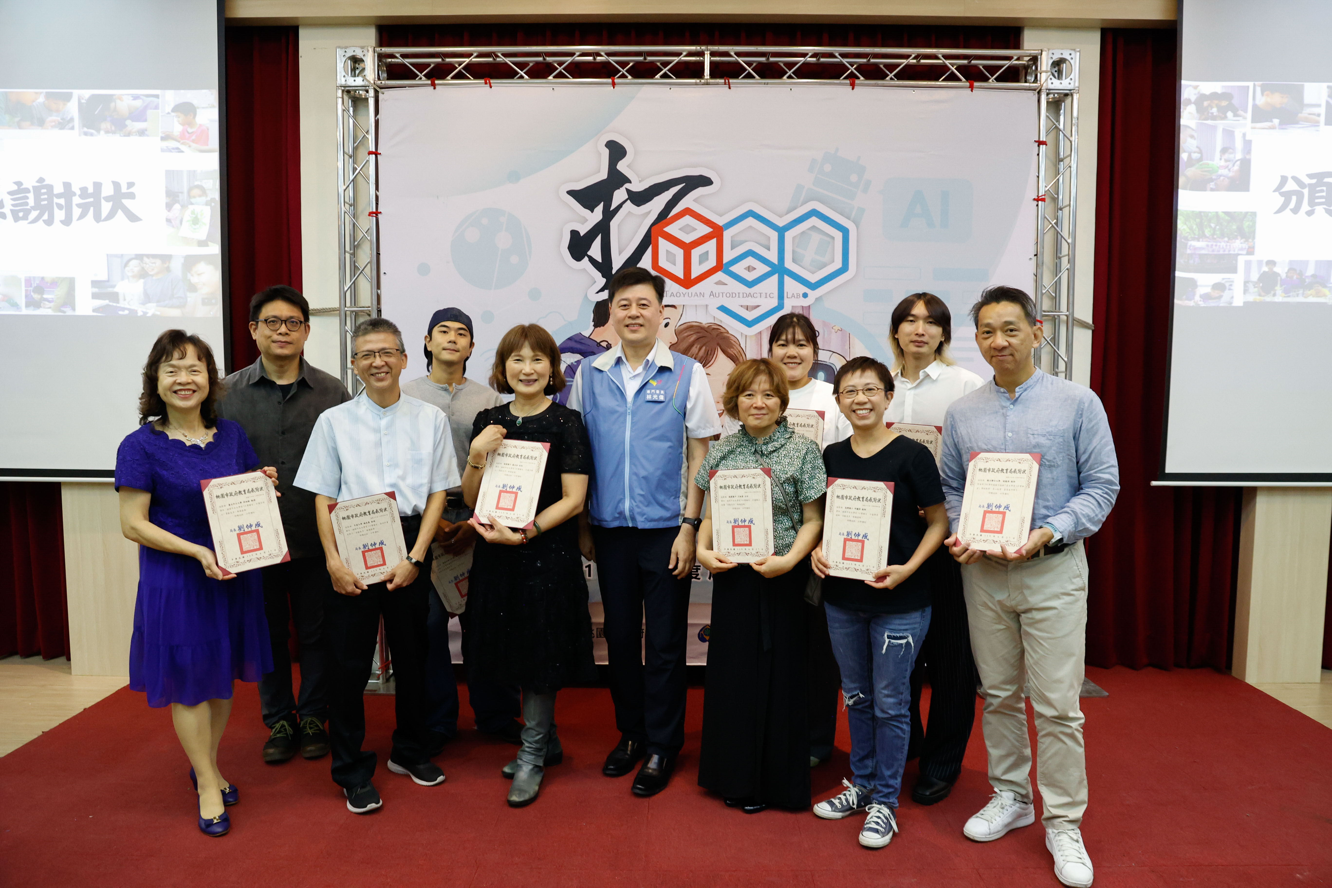 「桃園市自主學習3.0實驗室成果發表會」，指導老師接受感謝狀。（桃園市府教育局提供）