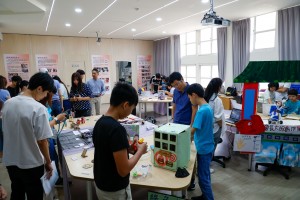 多位學子展現了自主探索與跨域學習的成果。（桃園市府教育局提供）