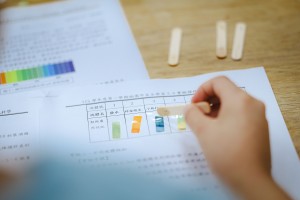 用試紙看顏色變化