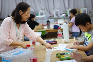 錦雪老師指導學生中