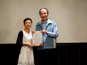 本實驗室專案教師邱儷萍獲2026桃園教師專業影響力獎，局長頒獎致賀。