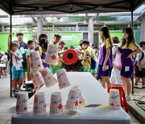 「重砲手」運用空氣壓力,讓紙杯瞬間被轟得東倒西歪