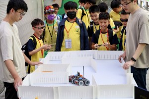 克姆輪車能360度全方位自由移動,小朋友難得可以盡情軋車