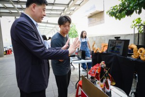 原來林專委第二專長是布袋戲大師啊